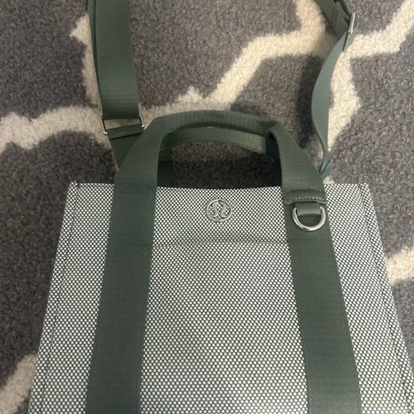 Lululemon Stylish  Green and White Tote Bag 4L - Picture 3 of 7